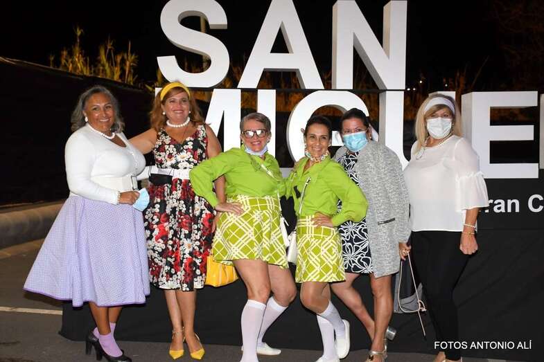 Asistentes ataviados con la vestimenta de los años 60/Antonio Alí.